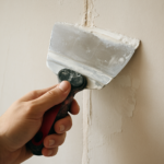 Comment rattraper des bandes de placo mal faites après peinture : le guide complet pour une finition parfaite