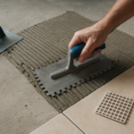 Quel peigne pour carrelage 60×60 : choisir le bon format (10×10 mm, U et double encollage)