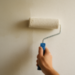 Trace de rouleau peinture : comment les éviter et les effacer pour un mur impeccable